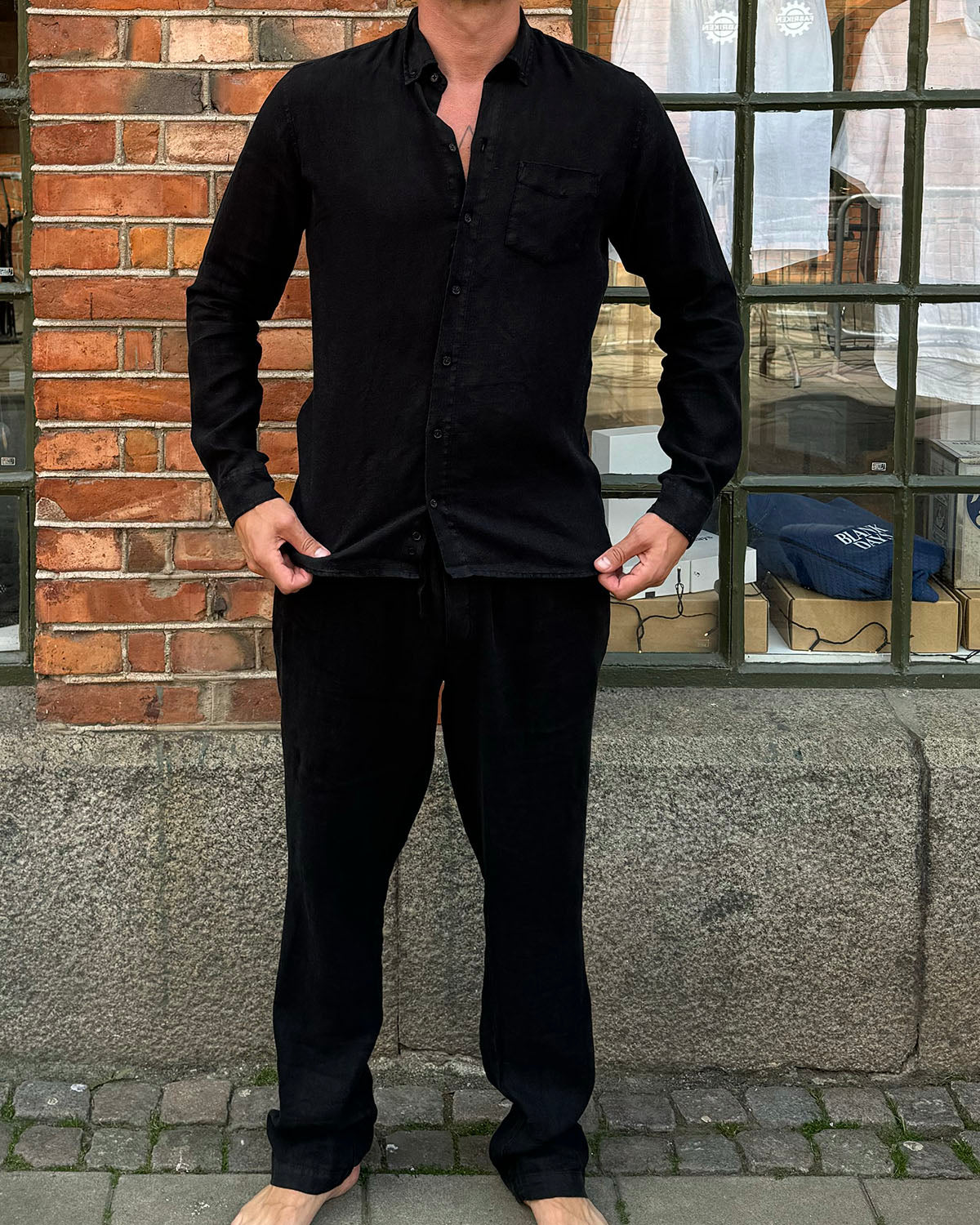 LINNESKJORTA SVART