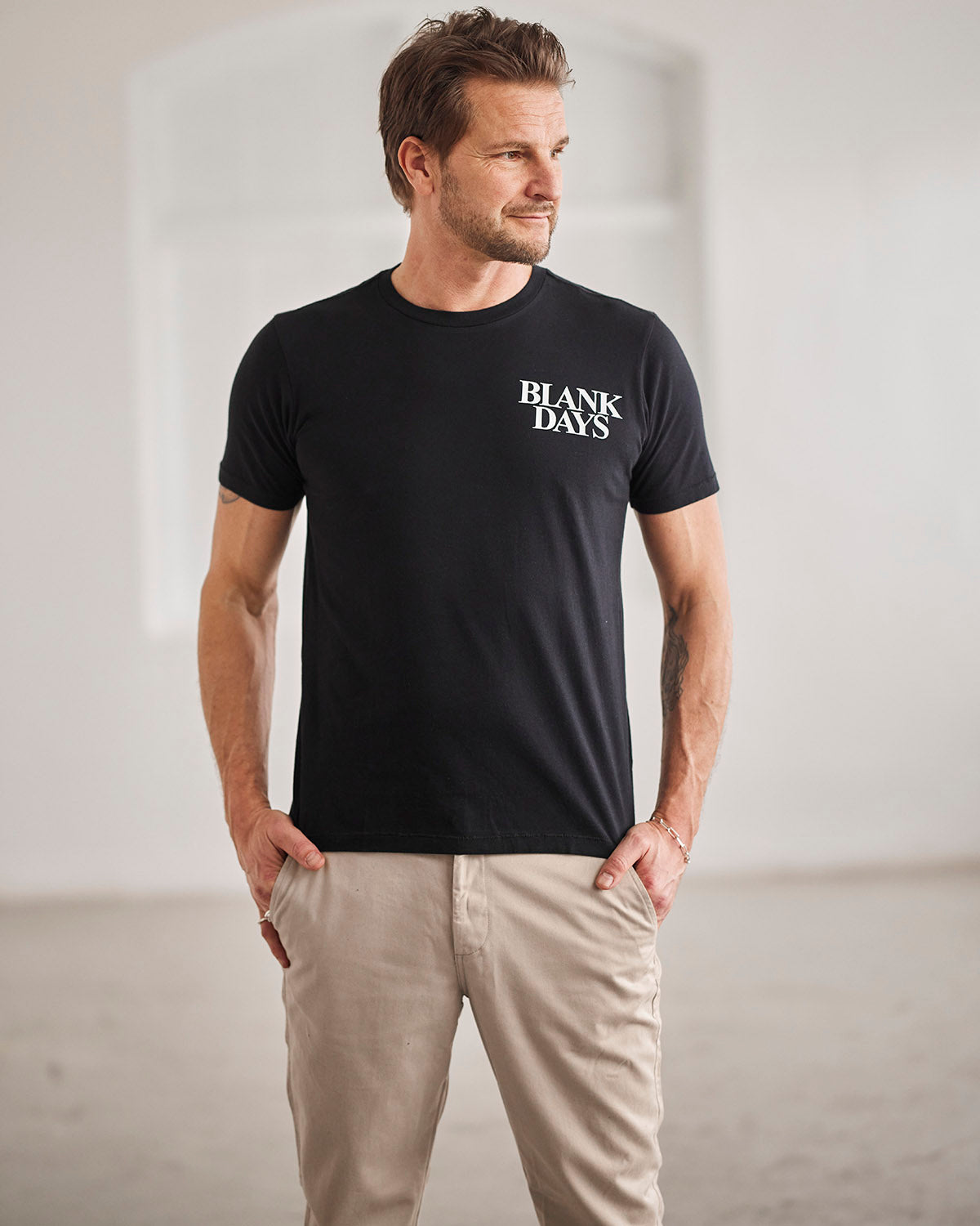 T-SHIRT SVART NEW SCHOOL