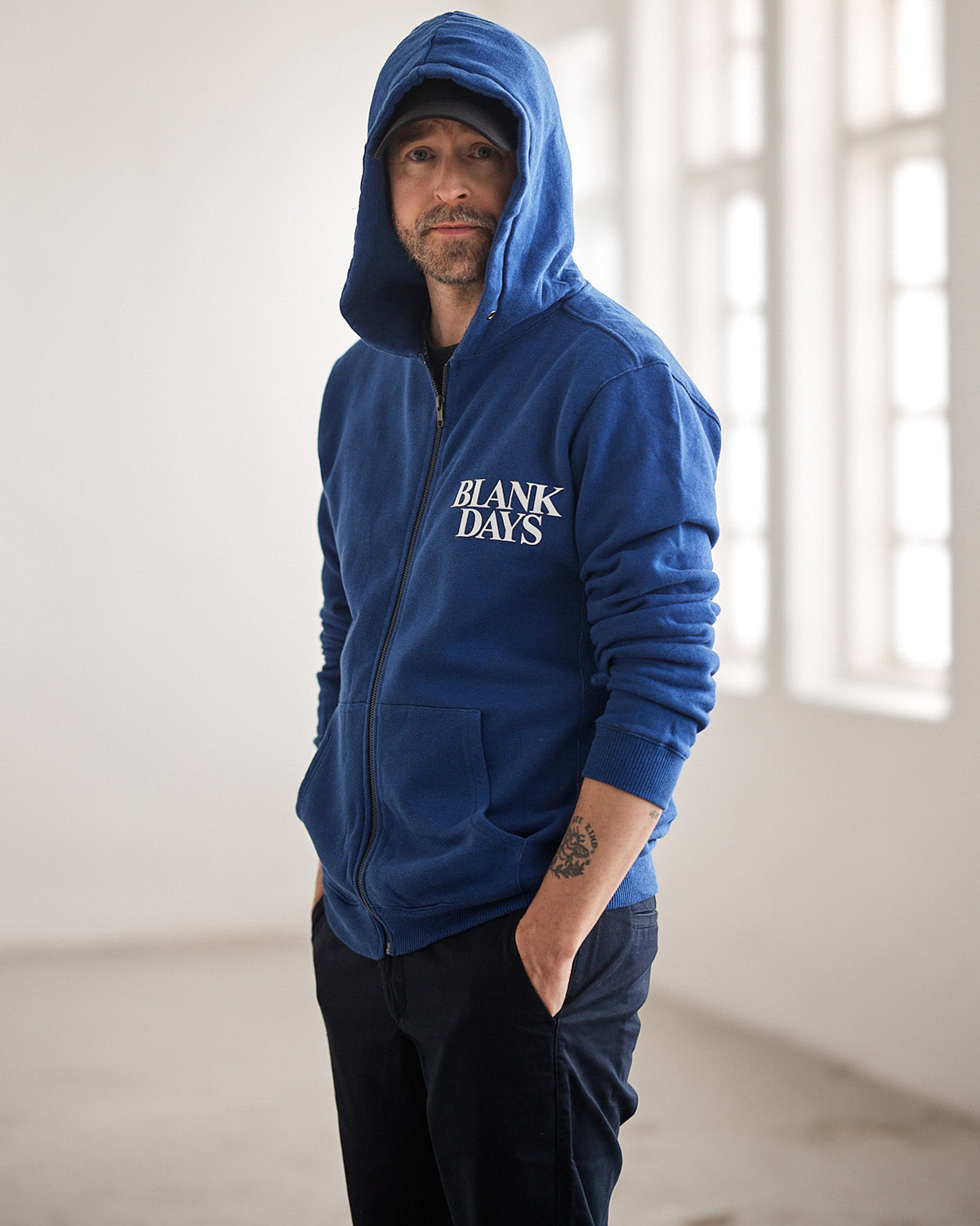 HOODIE MED DRAGKEDJA BLÅ MELANGE NEW SCHOOL