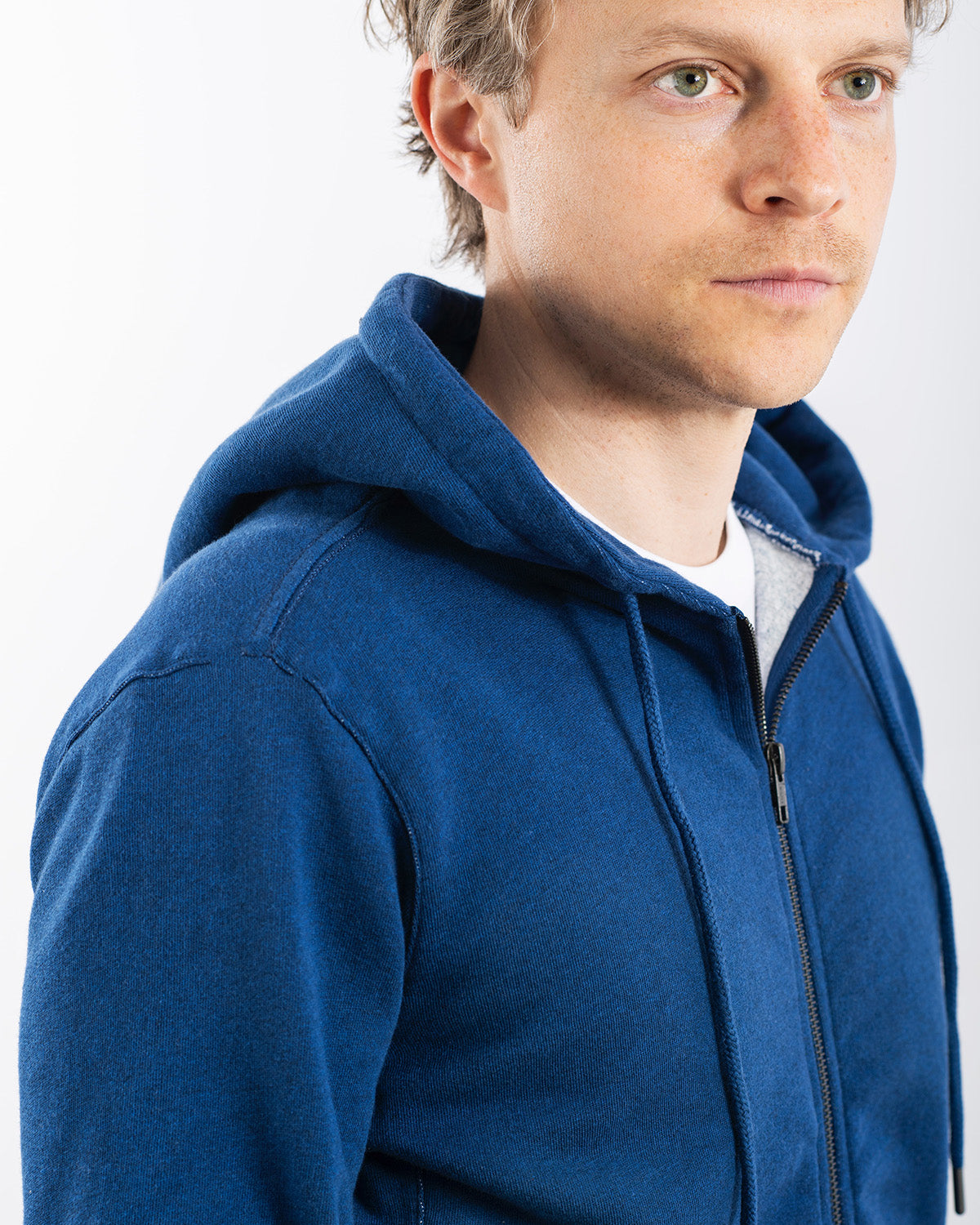 BLÅ MELERAD HOODIE MED DRAGKEDJA